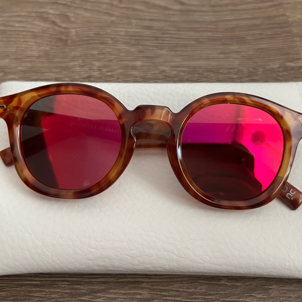 Le Specs hoodwinked Tortoise Shell Sunglasses pink mirror lens